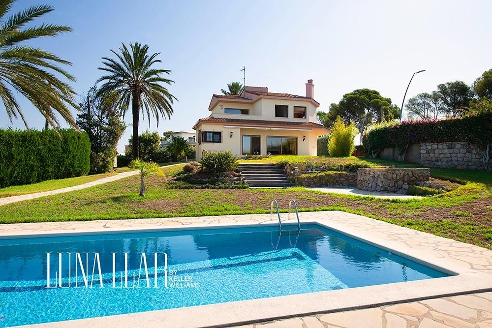 Vista exterior de Casa o xalet en venda en Castelldefels amb Aire condicionat, Calefacció i Jardí privat