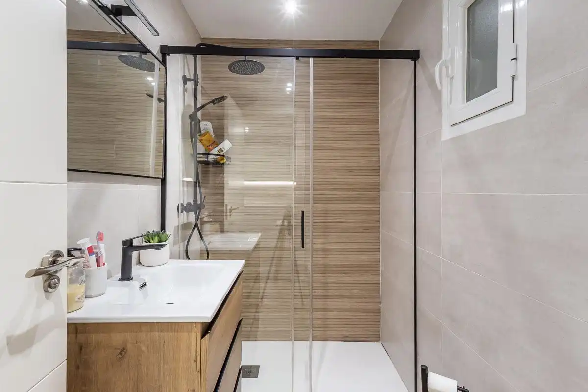 Bathroom of Flat for sale in Granada  with Air Conditioner, Heating and Storage room