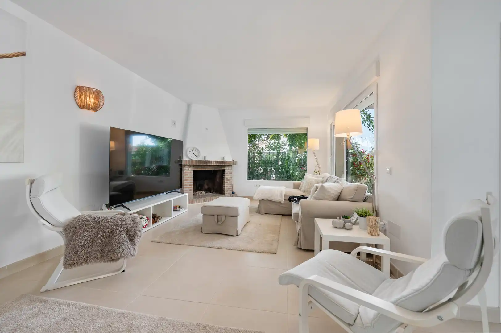 Sala d'estar de Casa o xalet en venda en Marbella amb Aire condicionat, Jardí privat i Terrassa