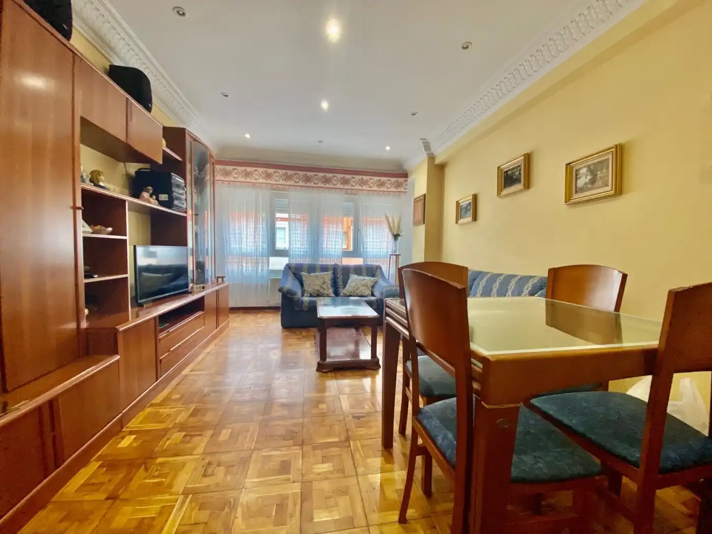Sala d'estar de Pis de lloguer en Santander amb Calefacció, Parquet i Moblat