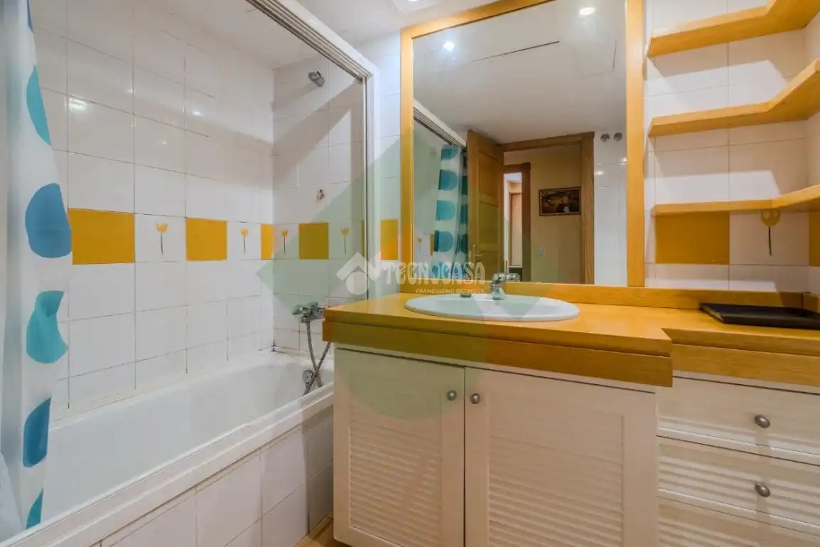 Bathroom of Flat for sale in Madrid  with Air Conditioner, Heating and Terrace