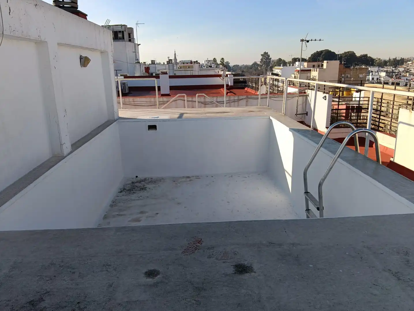 Swimming pool of Flat for sale in Sevilla  with Air Conditioner, Terrace and Balcony