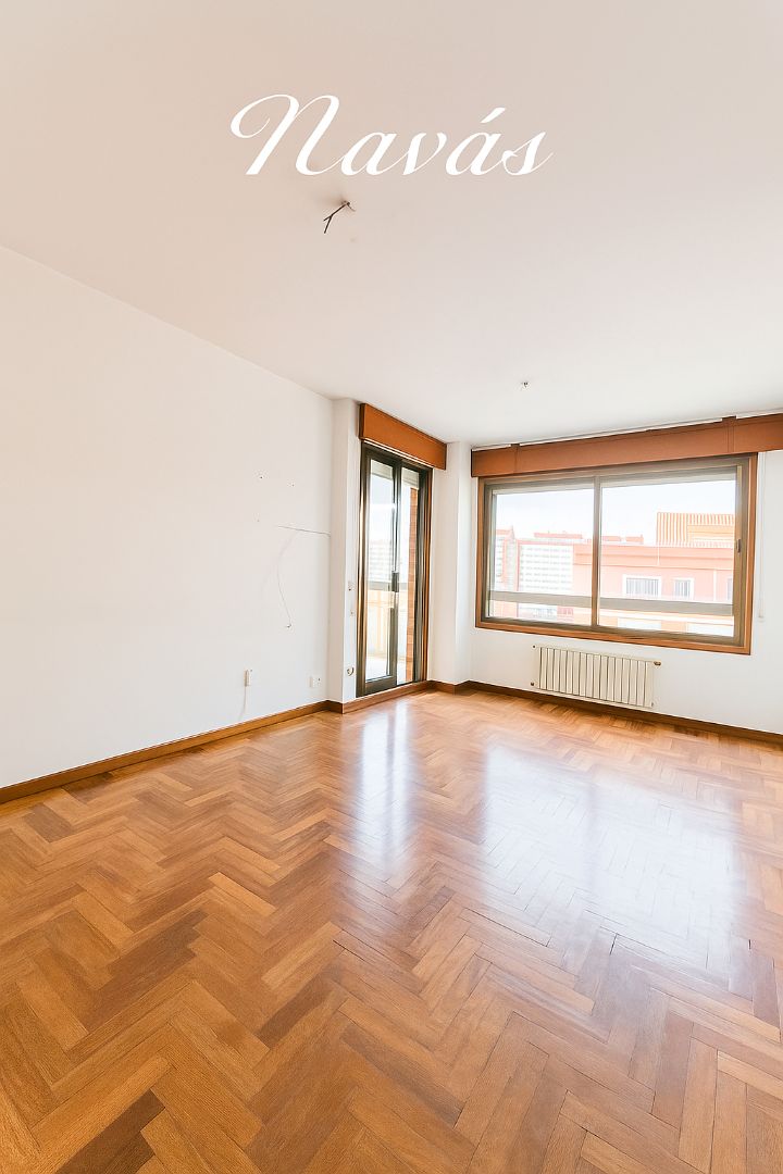 Dormitori de Pis en venda en Vigo  amb Calefacció, Terrassa i Forn