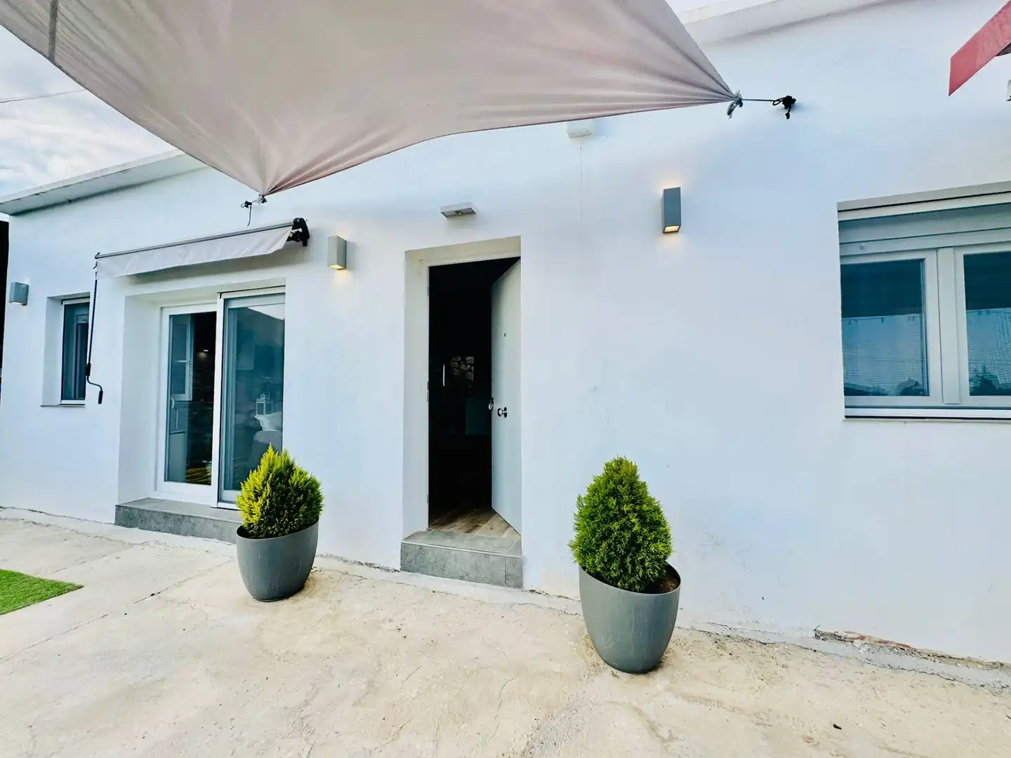 Vista exterior de Casa o xalet en venda en Mijas amb Aire condicionat, Jardí privat i Terrassa