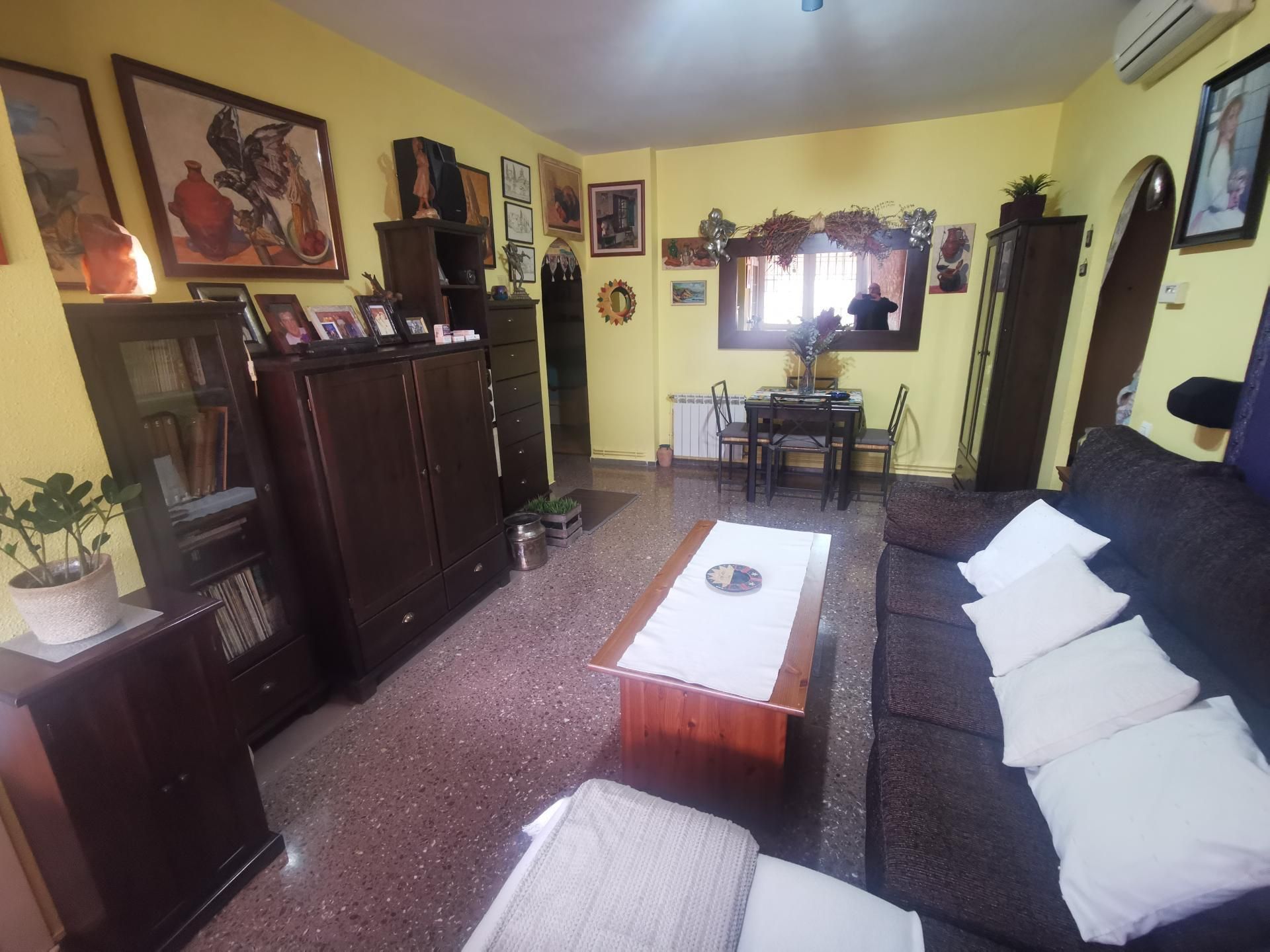 Sala de estar de Piso en venta en Cornellà de Llobregat con Aire acondicionado, Calefacción y Terraza