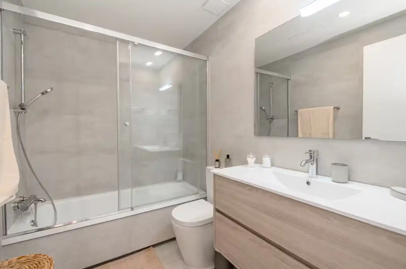 Bany de Apartament de lloguer amb opció a compra en Madrid amb Aire condicionat, Calefacció i Parquet