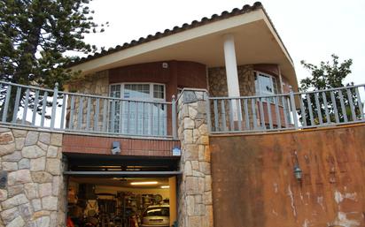 Vista exterior de Casa o xalet en venda en Castellvell del Camp amb Calefacció, Jardí privat i Piscina