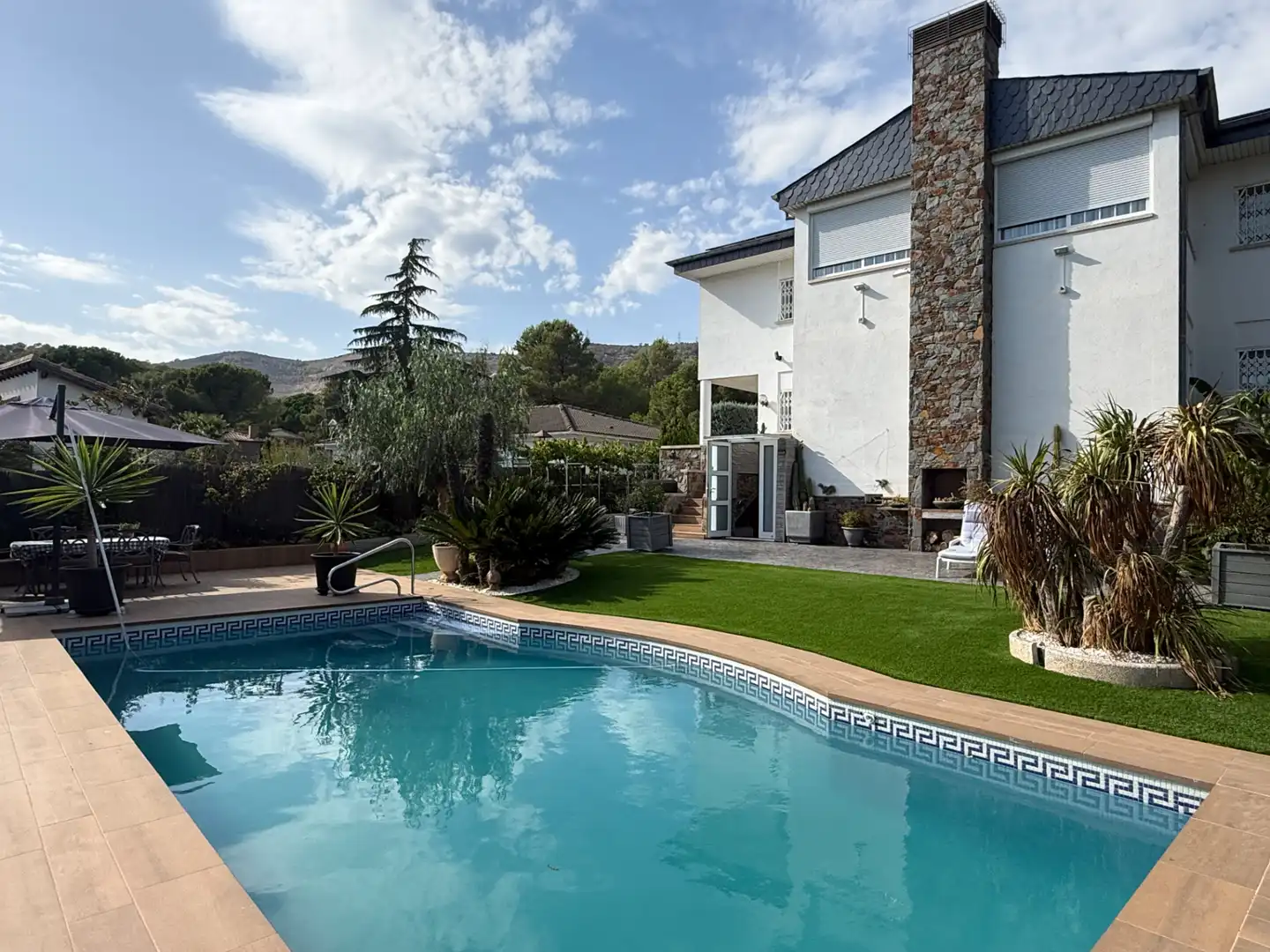 Schwimmbecken von Haus zum Verkauf in Begues mit Heizung, Privatgarten und Terrasse
