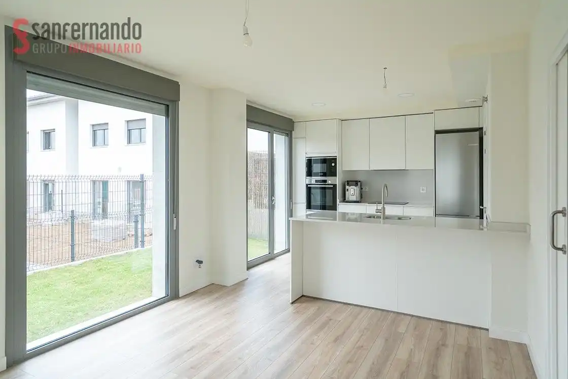 Cocina de Casa adosada en venta en Santa Cruz de Bezana con Calefacción, Jardín privado y Terraza