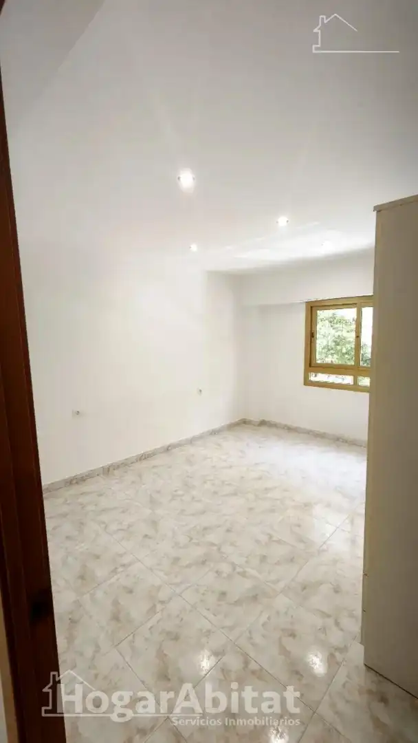 Bedroom of Flat for sale in Valencia  with Air Conditioner, Heating and Balcony