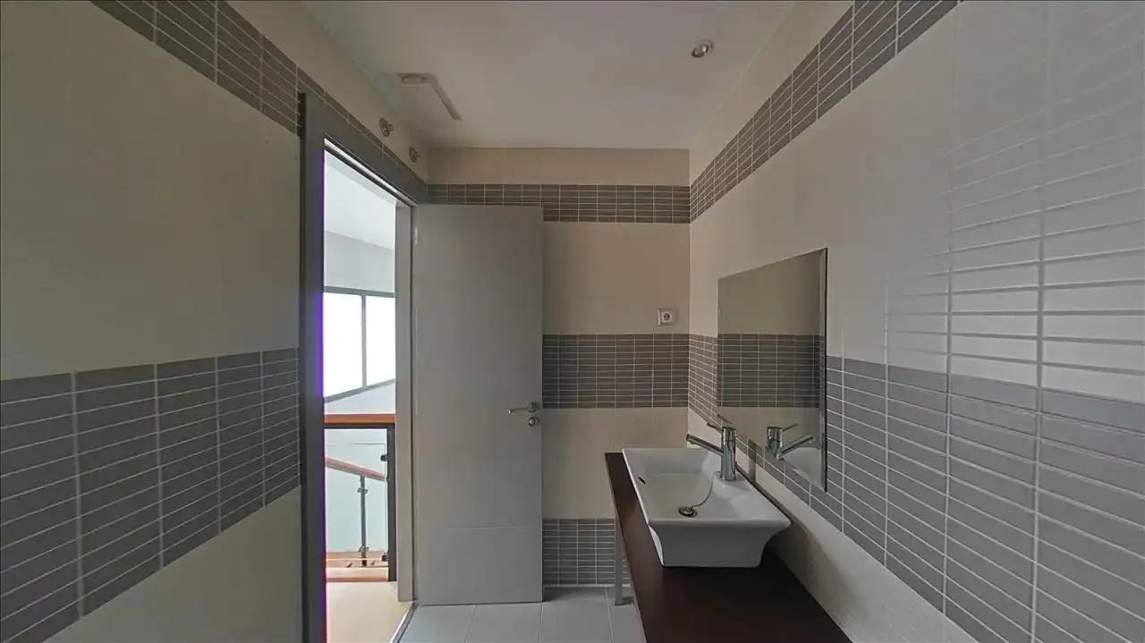 Badezimmer von Büro zum Verkauf in Alcorcón