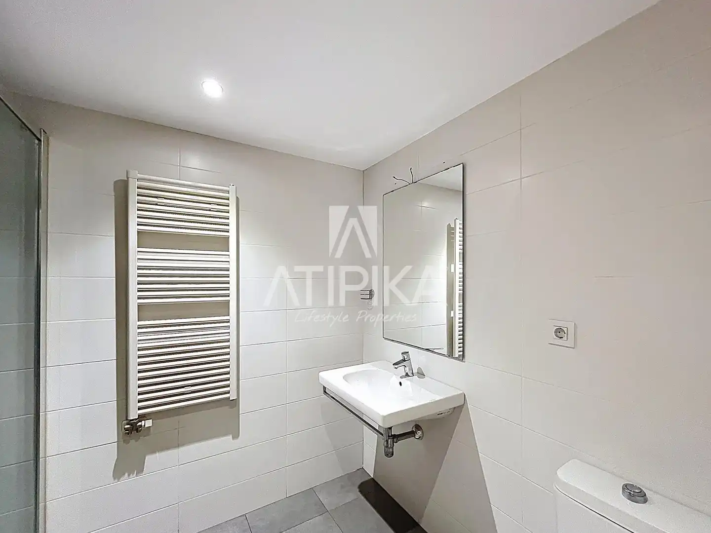 Bathroom of Flat for sale in L'Hospitalet de Llobregat  with Heating, Parquet flooring and Terrace