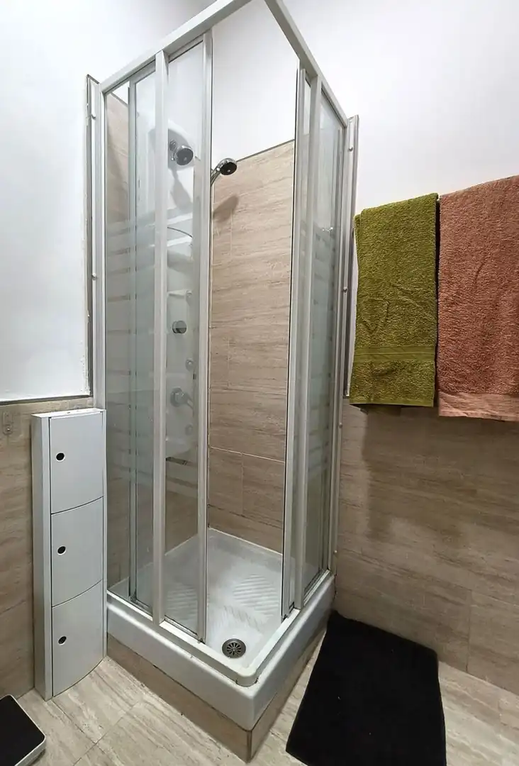 Baño de Piso de alquiler en Madrid con Calefacción, Terraza y Amueblado