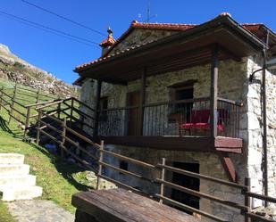 Vista exterior de Casa o xalet en venda en Morcín amb Calefacció, Jardí privat i Terrassa