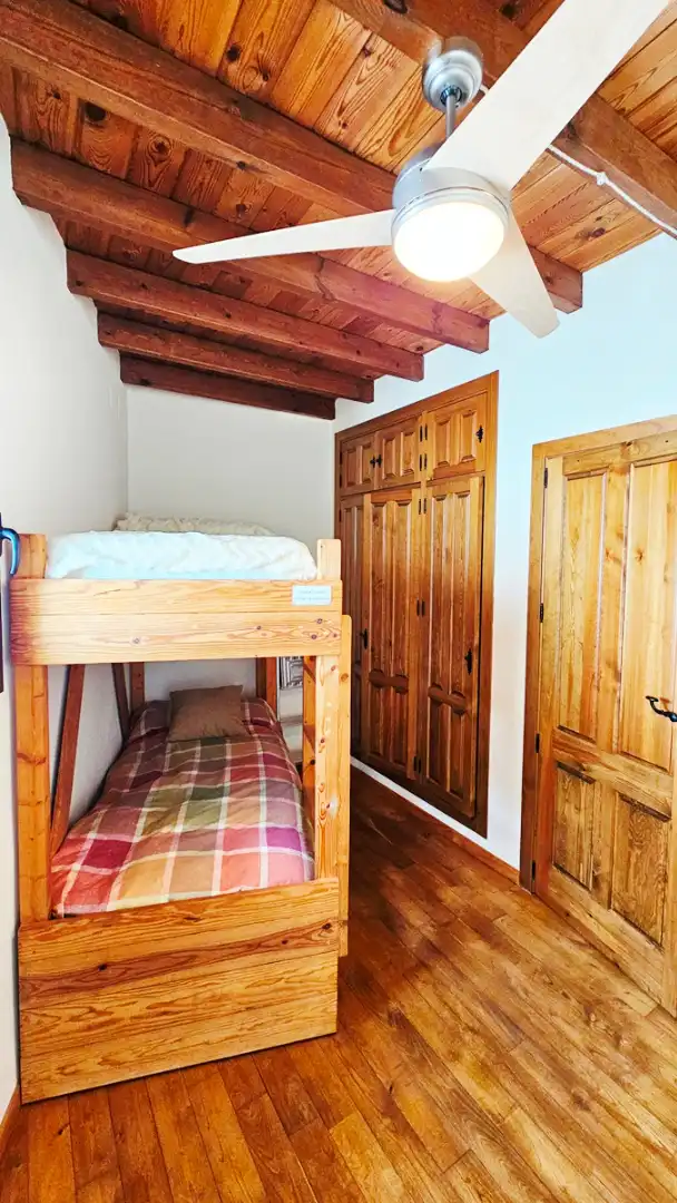 Dormitori de Casa o xalet en venda en Linares de la Sierra amb Traster