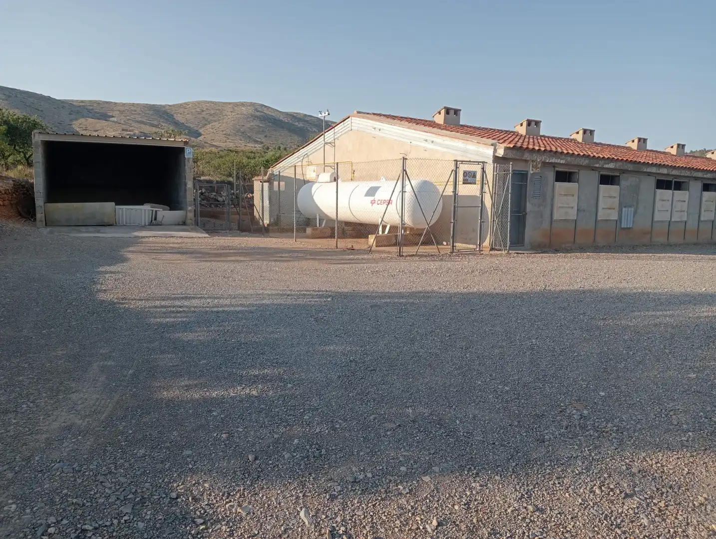 Vista exterior de Nave industrial en venta en Andilla