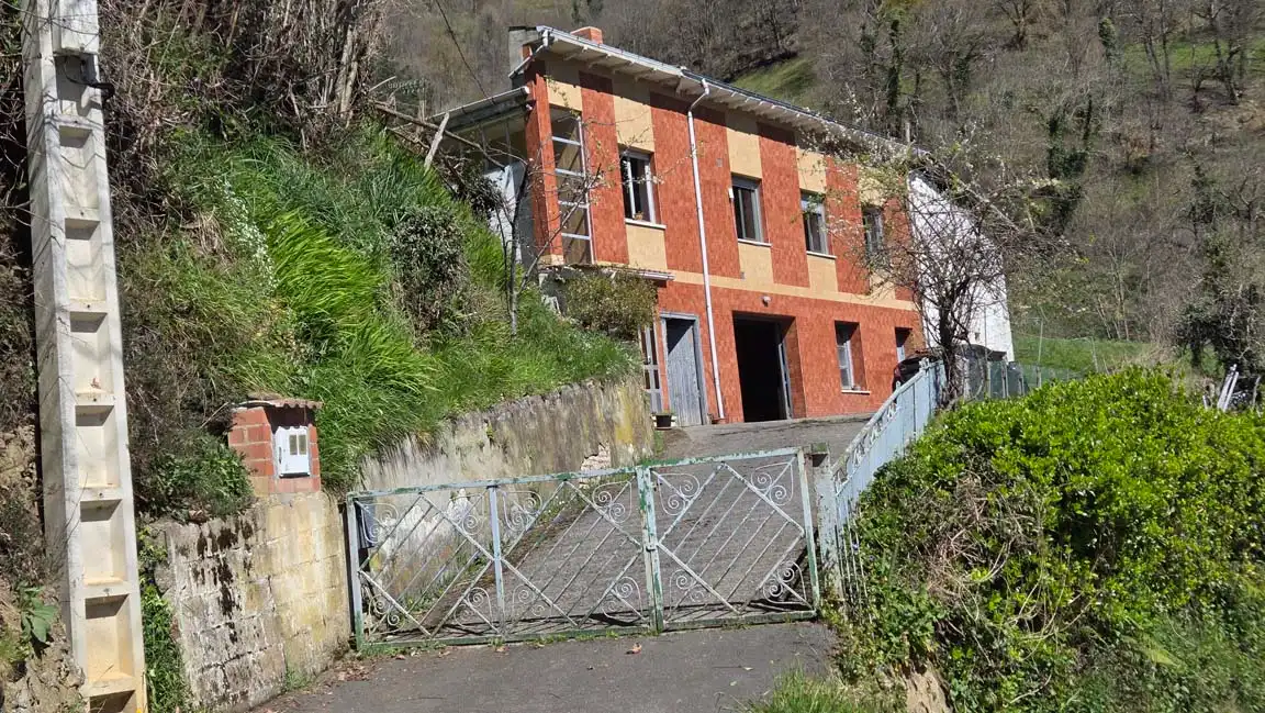 Außenansicht von Haus oder Chalet zum Verkauf in Laviana mit Heizung, Privatgarten und Parkett