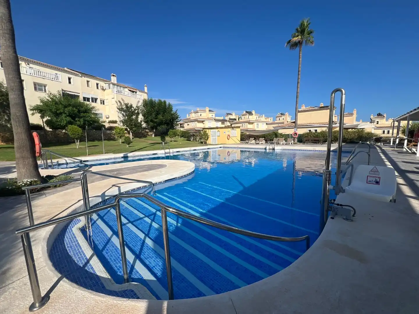 Casa a schiera con piscina in vendita a Avenida Amatista 15