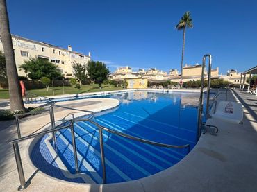 Reihenhaus mit Pool zum Verkauf in Avenida Amatista 15