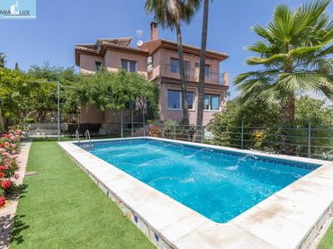 Casa con piscina en venta en Avenida de Montevive