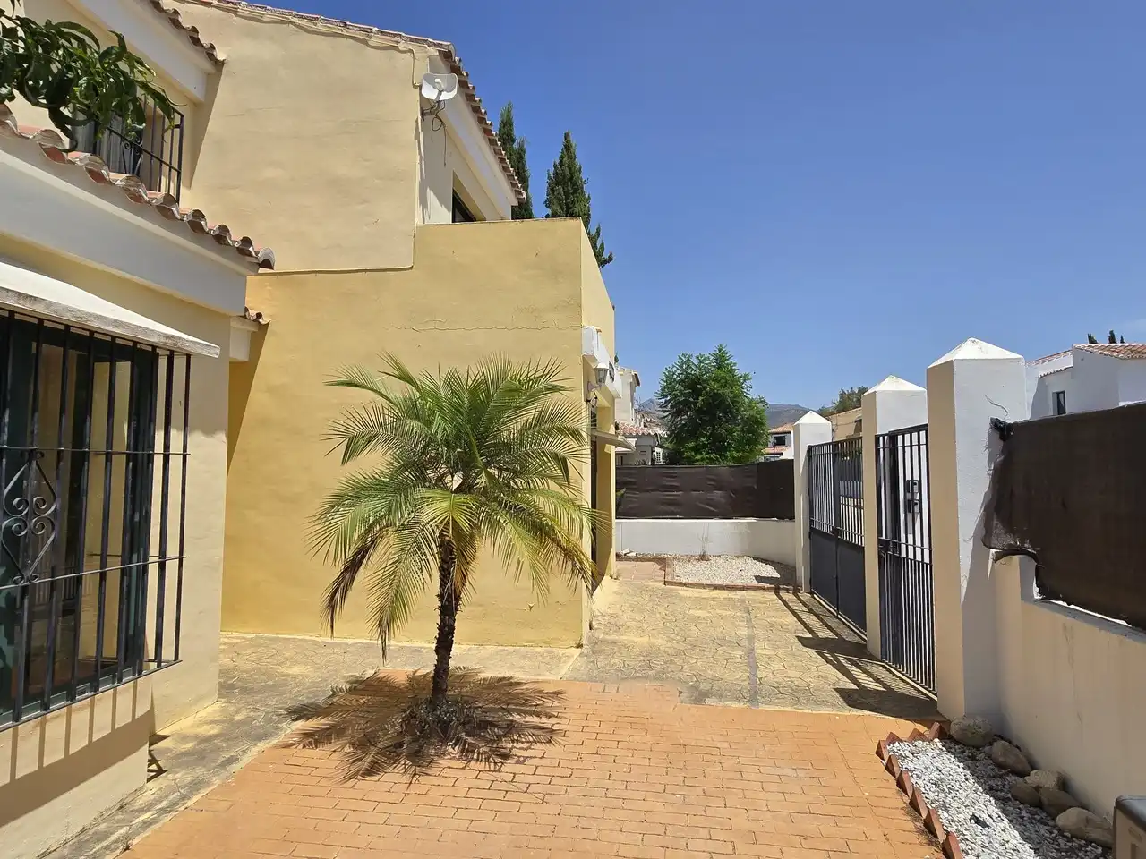 Vista exterior de Casa o xalet en venda en Viñuela amb Aire condicionat, Terrassa i Piscina