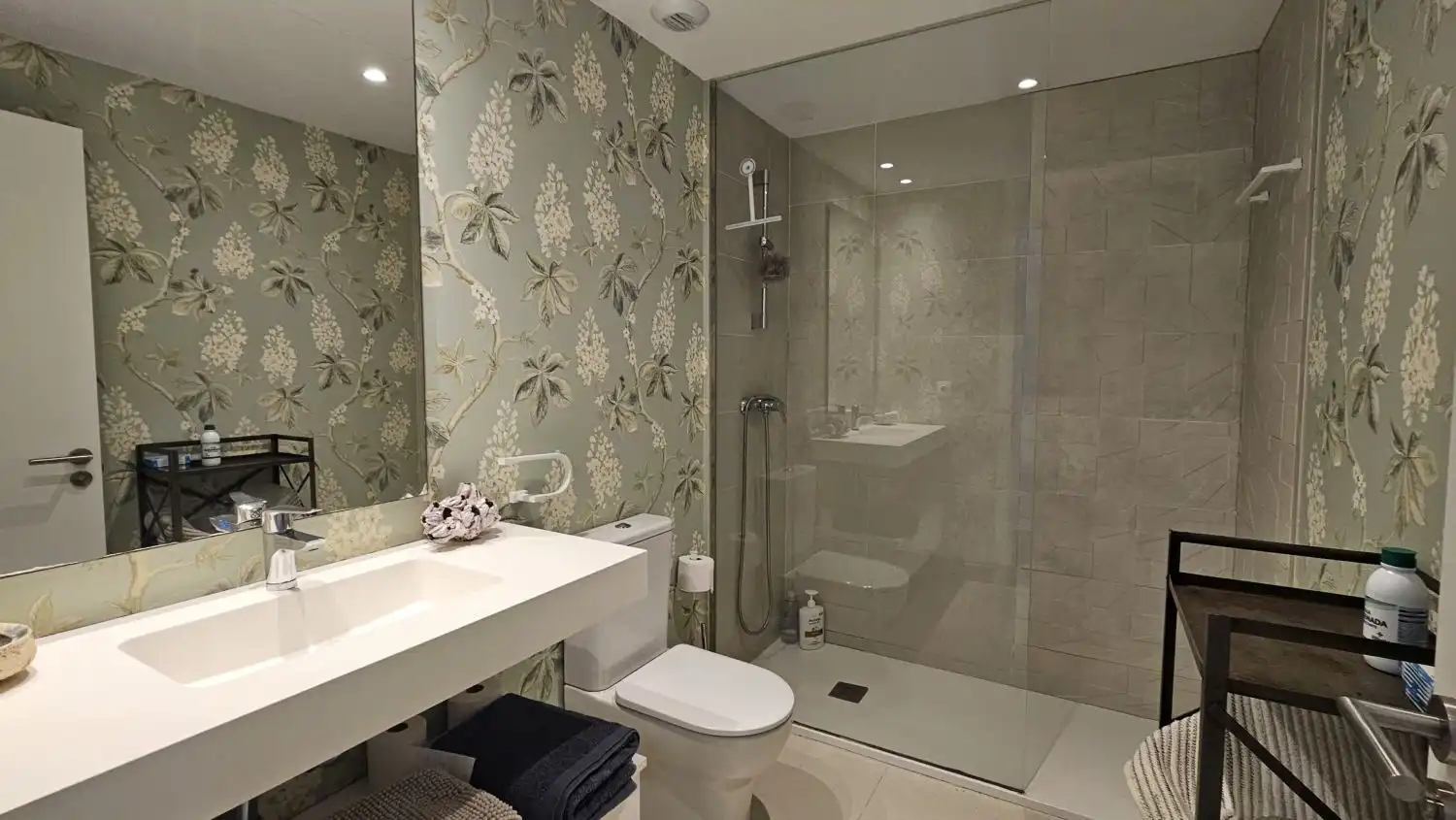 Bany de Apartament de lloguer en Sotogrande amb Aire condicionat, Calefacció i Terrassa
