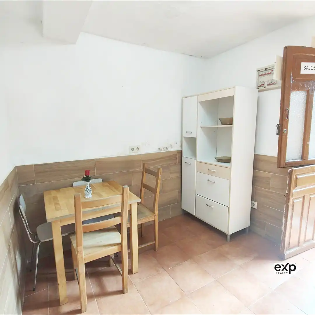 Cuina de Casa adosada en venda en Oviedo  amb Parquet i Moblat