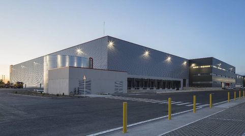 Nave logistica en alquile situada en el poligono industrial de Los Gavilanes, Madrid. Nave logistica con buena imagen con una supe