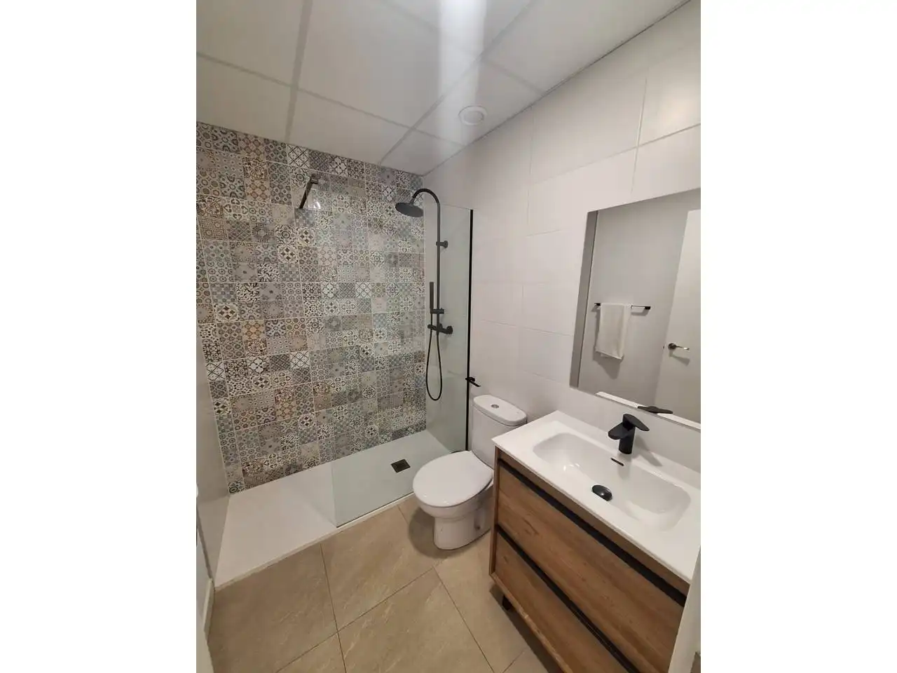 Badezimmer von Wohnungen zur Miete in Fuenlabrada mit Klimaanlage, Heizung und Möbliert