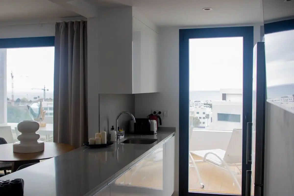 Cuina de Apartament de lloguer en Estepona amb Aire condicionat, Calefacció i Terrassa