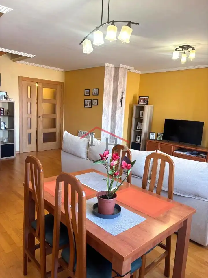 Sala de estar de Dúplex en venta en San Andrés del Rabanedo con Calefacción, Parquet y Trastero