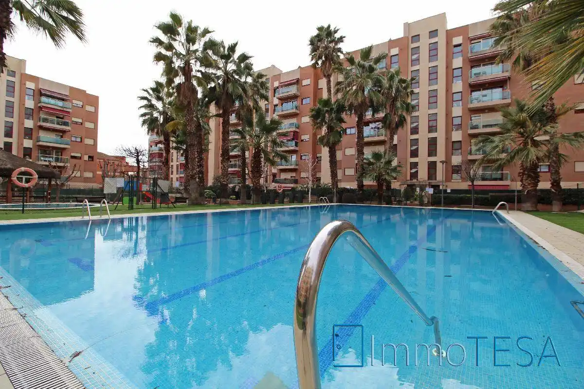 Schwimmbecken von Wohnung zum Verkauf in Barberà del Vallès mit Klimaanlage, Heizung und Parkett