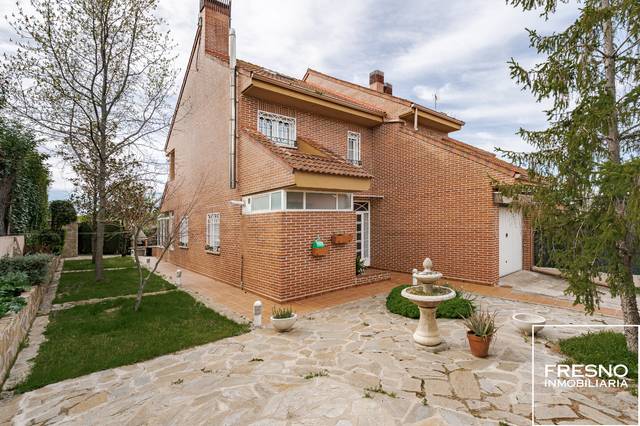 Casa adosada en Venta en Calle Dalia en Cobeña