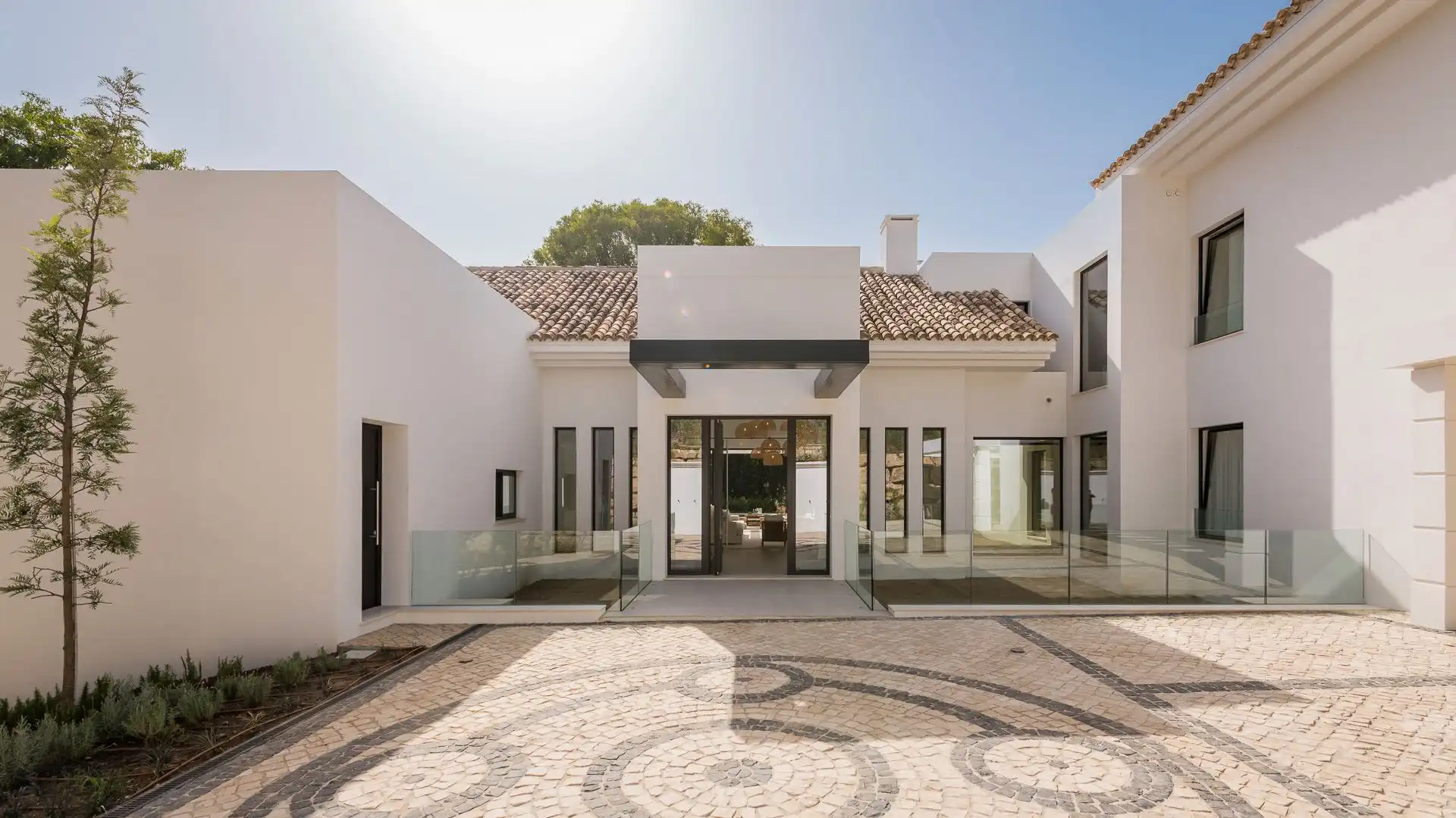 Vista exterior de Casa o xalet en venda en Estepona amb Aire condicionat, Terrassa i Piscina