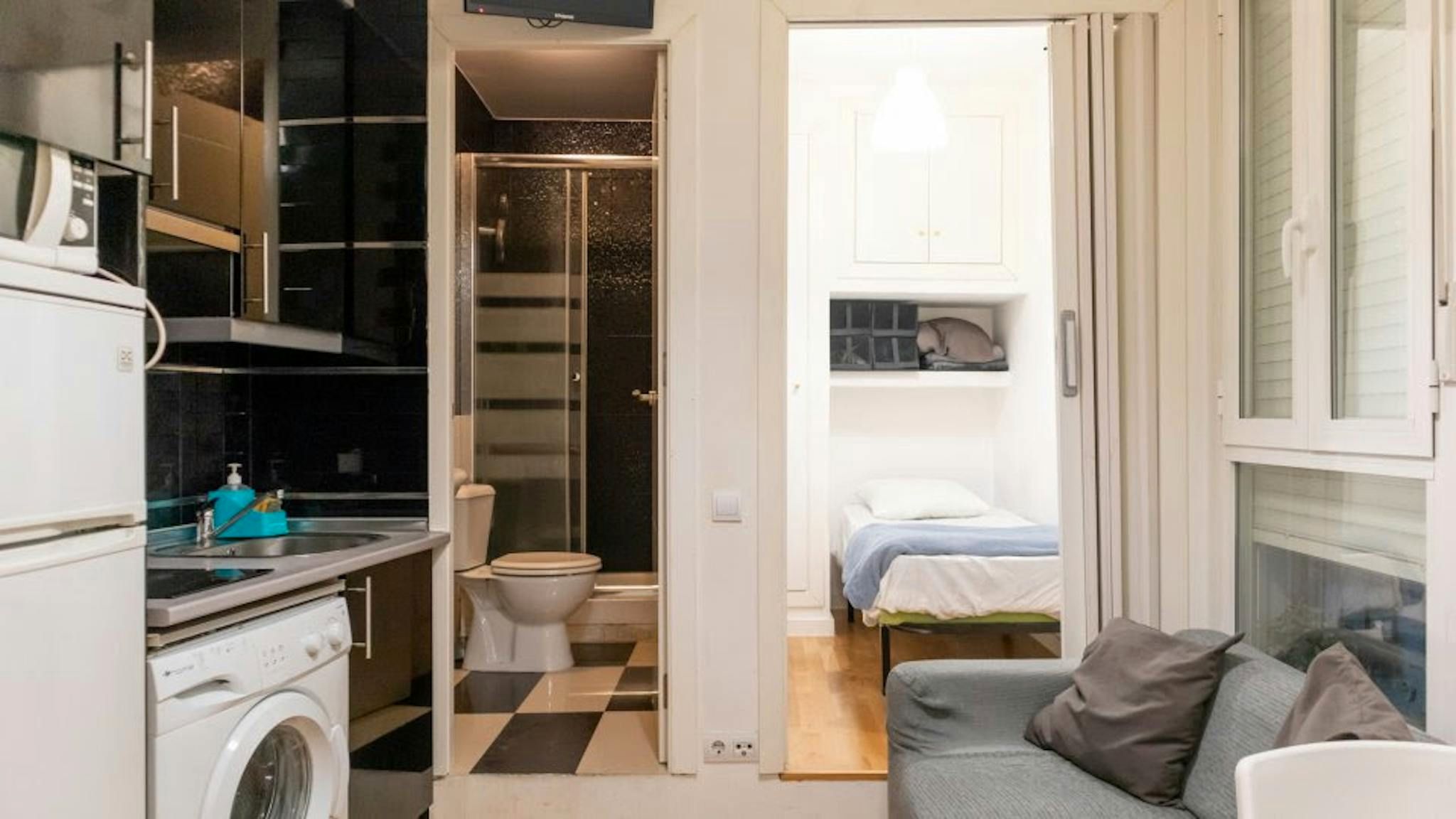 Dormitori de Pis de lloguer en  Madrid Capital amb Moblat, Rentadora i TV