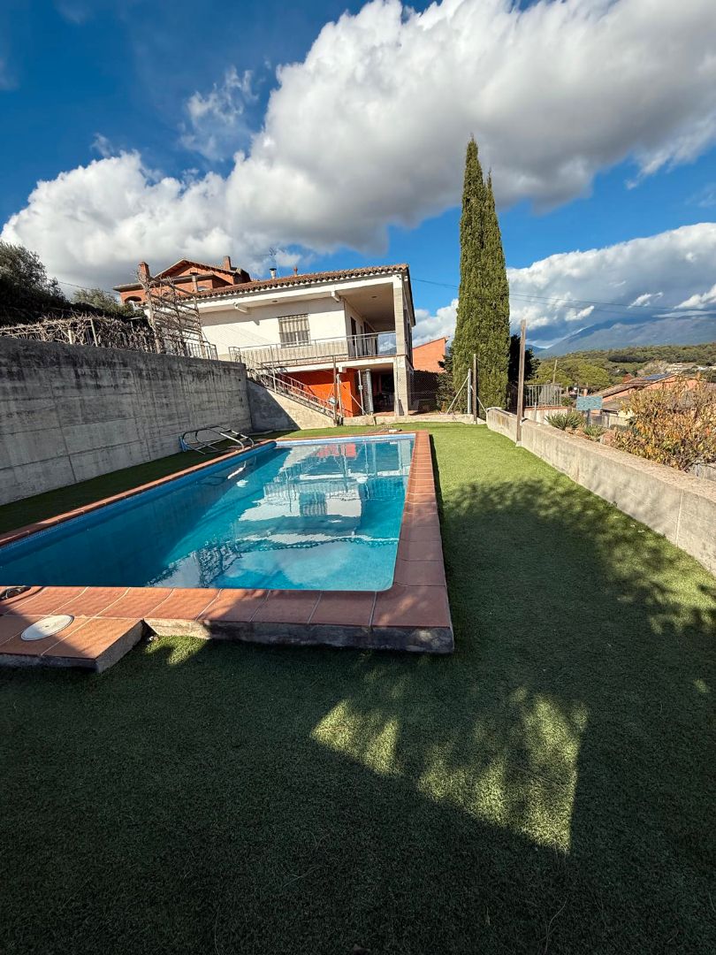 Piscina de Casa o xalet de lloguer en Llinars del Vallès amb Calefacció, Jardí privat i Parquet