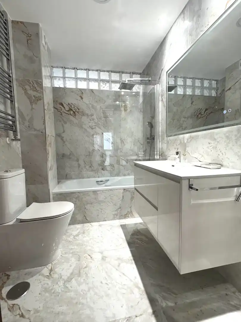 Badezimmer von Wohnung zum Verkauf in Teo mit Klimaanlage, Schwimmbad und Balkon