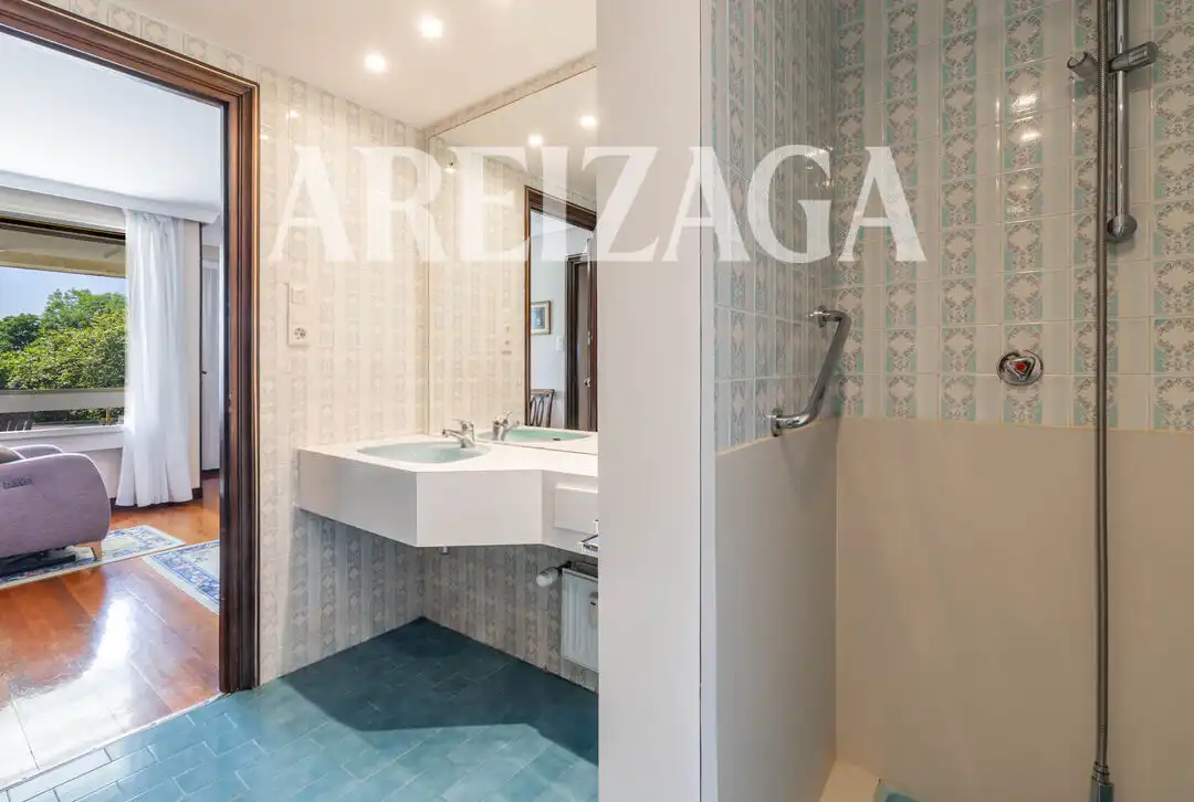 Baño de Piso en venta en Donostia - San Sebastián  con Calefacción, Terraza y Trastero