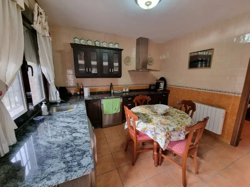 Cuina de Casa o xalet en venda en Valdastillas amb Aire condicionat, Calefacció i Terrassa