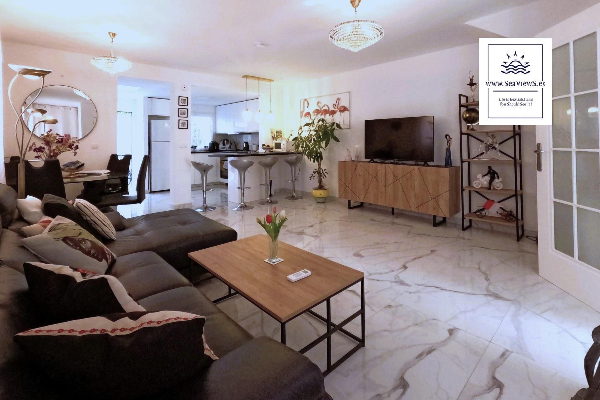 Sala de estar de Casa adosada en venta en Torrevieja con Aire acondicionado, Calefacción y Jardín privado