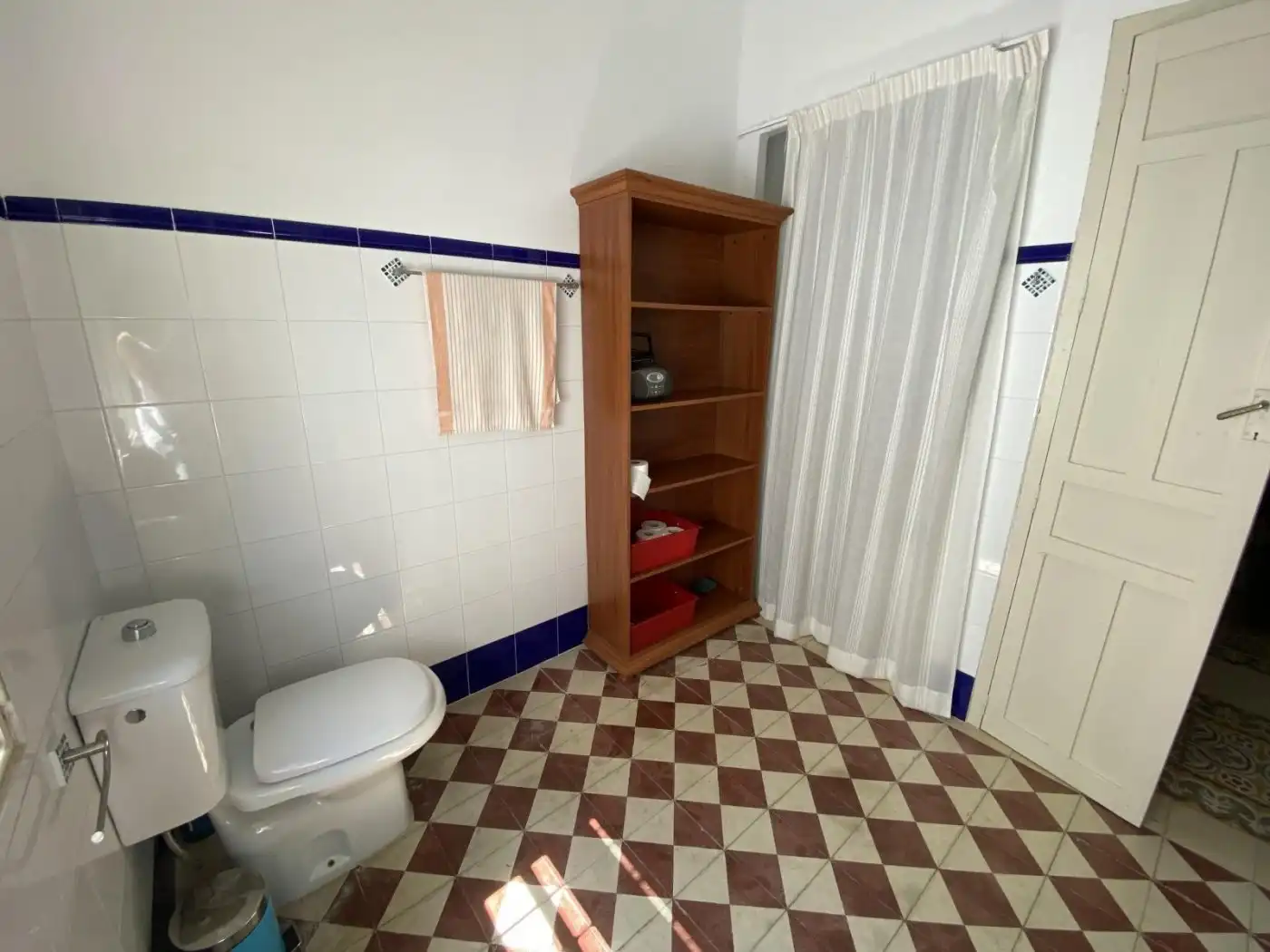 Bany de Casa o xalet en venda en El Pedroso amb Terrassa, Traster i Balcó