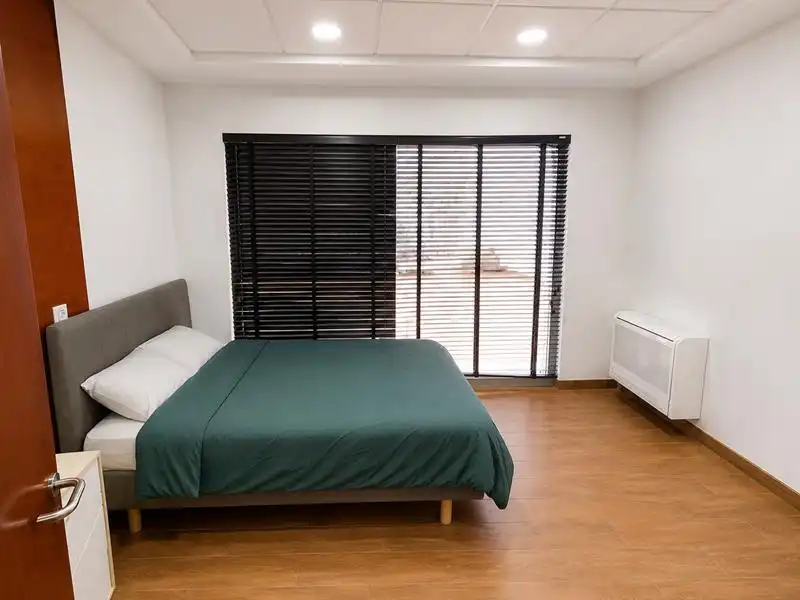 Schlafzimmer von Geschaftsraum zum Verkauf in Estepona mit Klimaanlage, Heizung und Möbliert