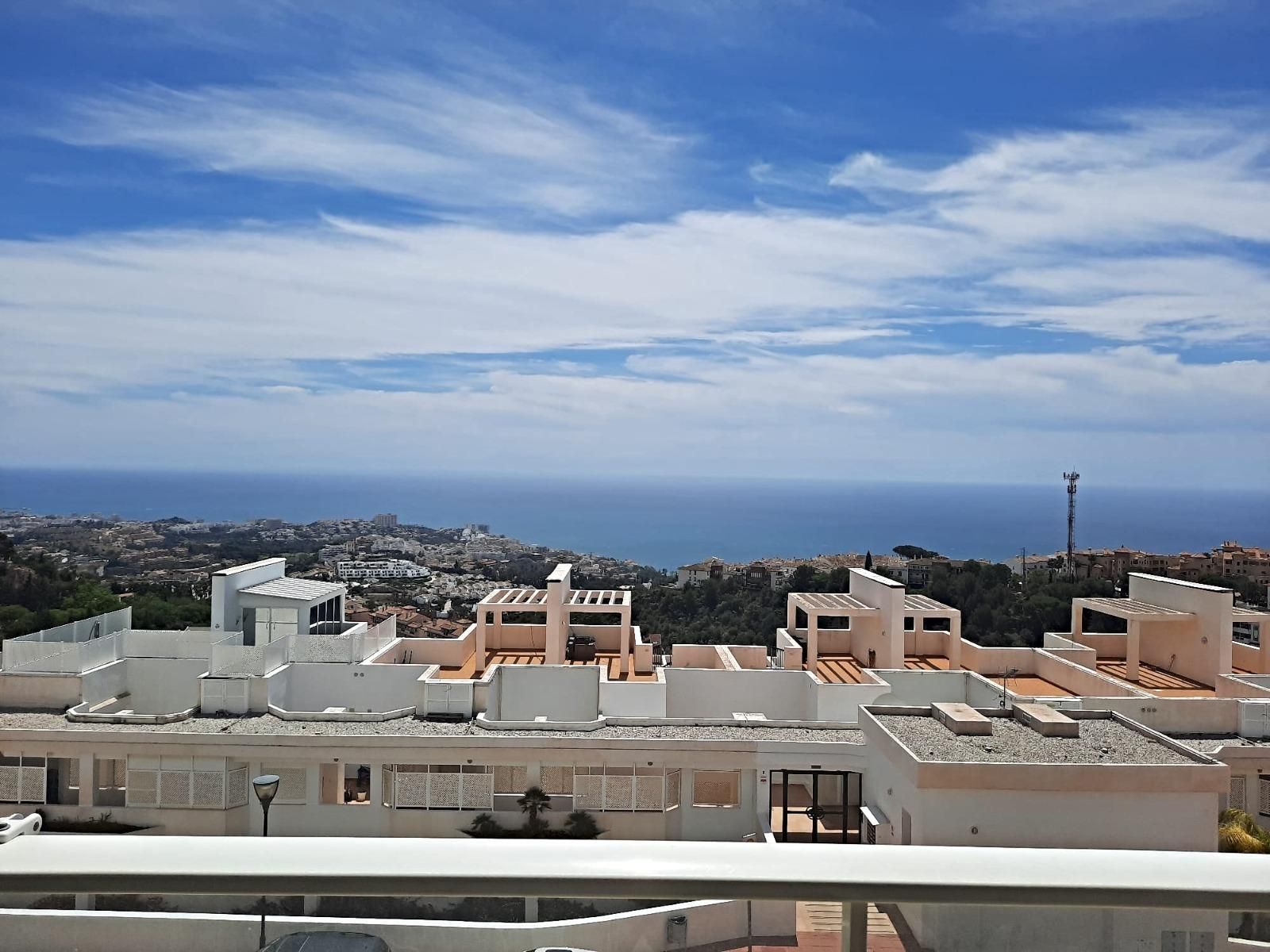 Vista exterior de Àtic en venda en Benalmádena amb Aire condicionat, Calefacció i Jardí privat