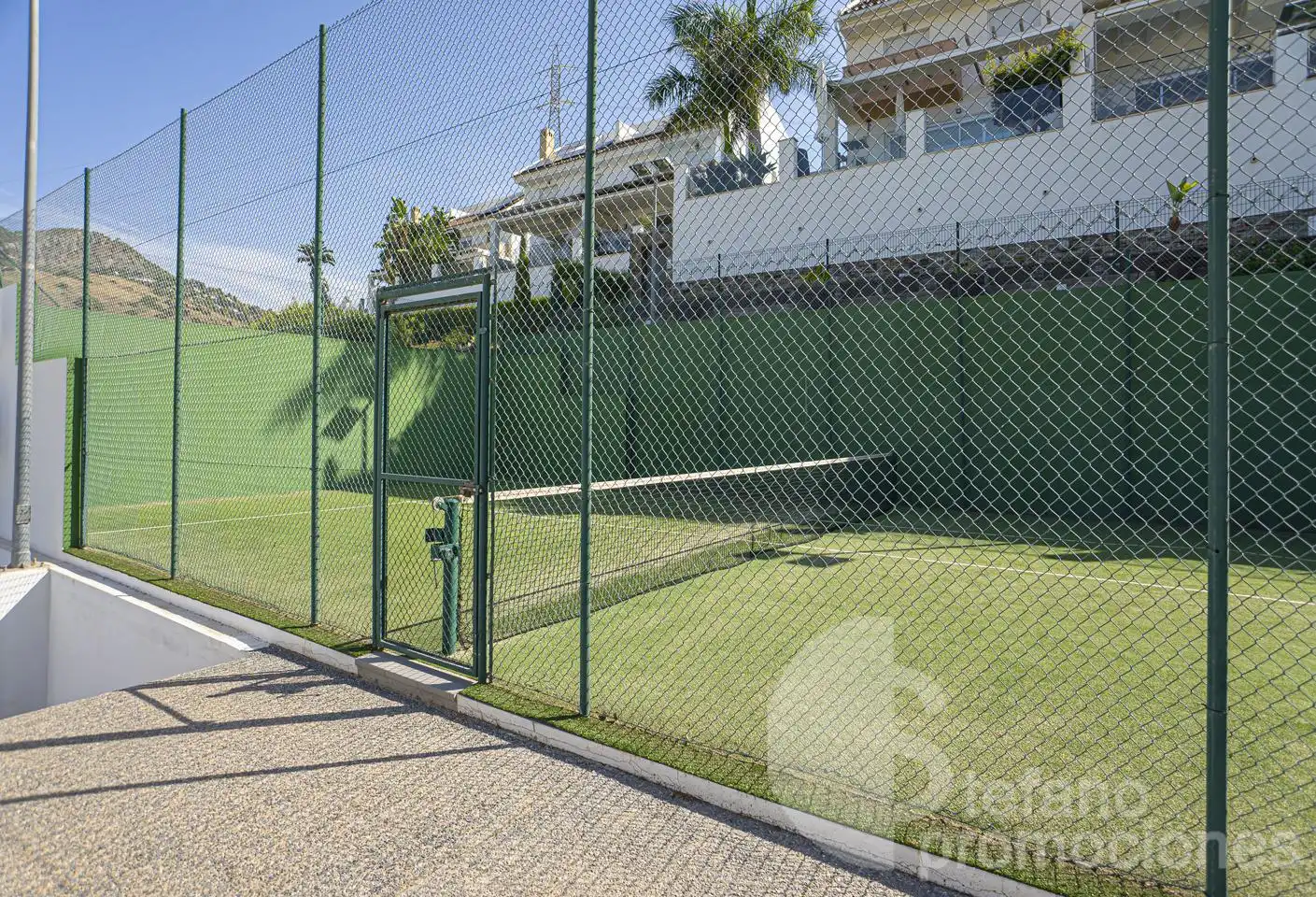 Vista exterior de Casa adosada en venda en Málaga amb Aire condicionat, Jardí privat i Parquet