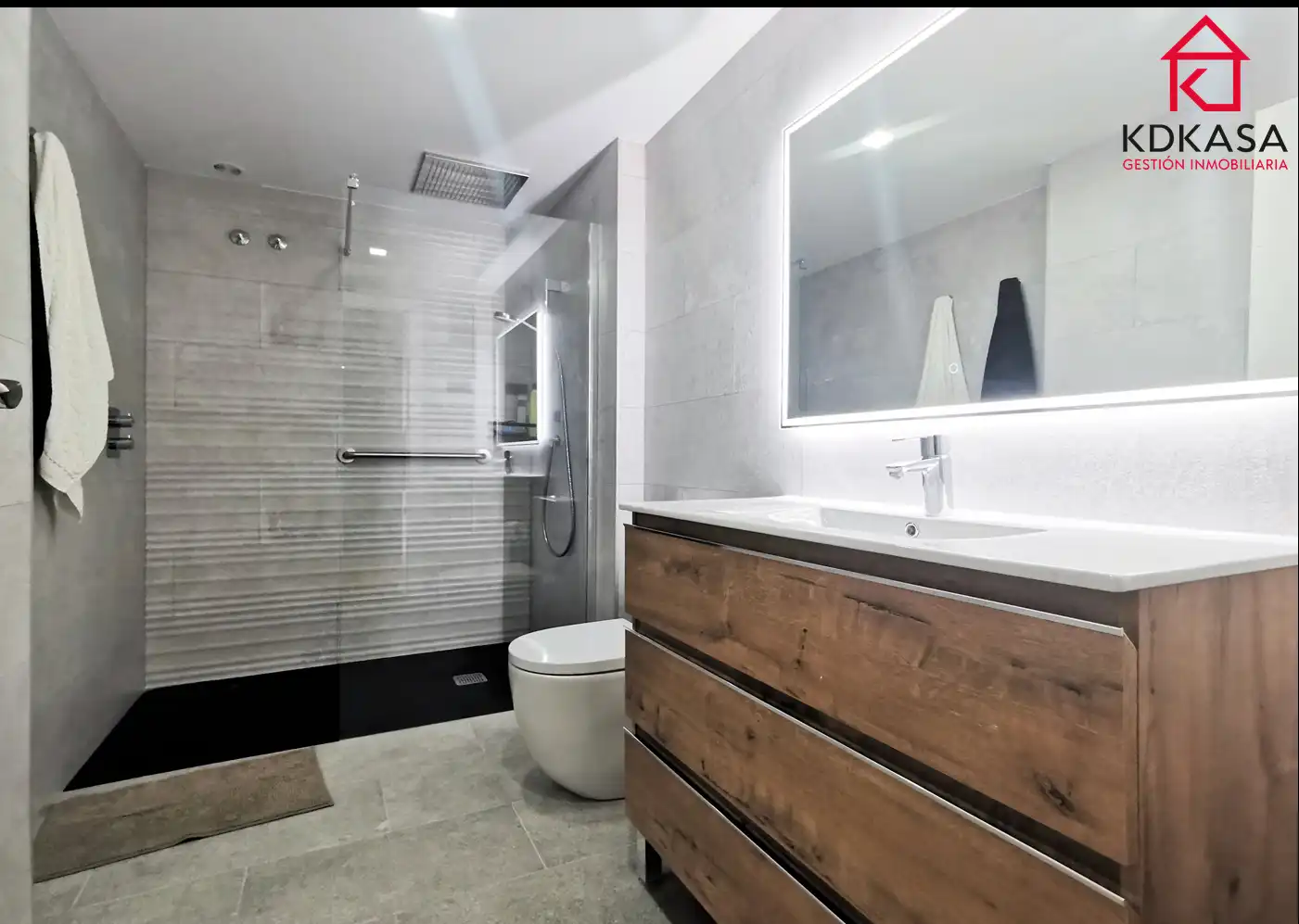 Bathroom of Flat for rent in Madrid  with Air Conditioner, Heating and Terrace