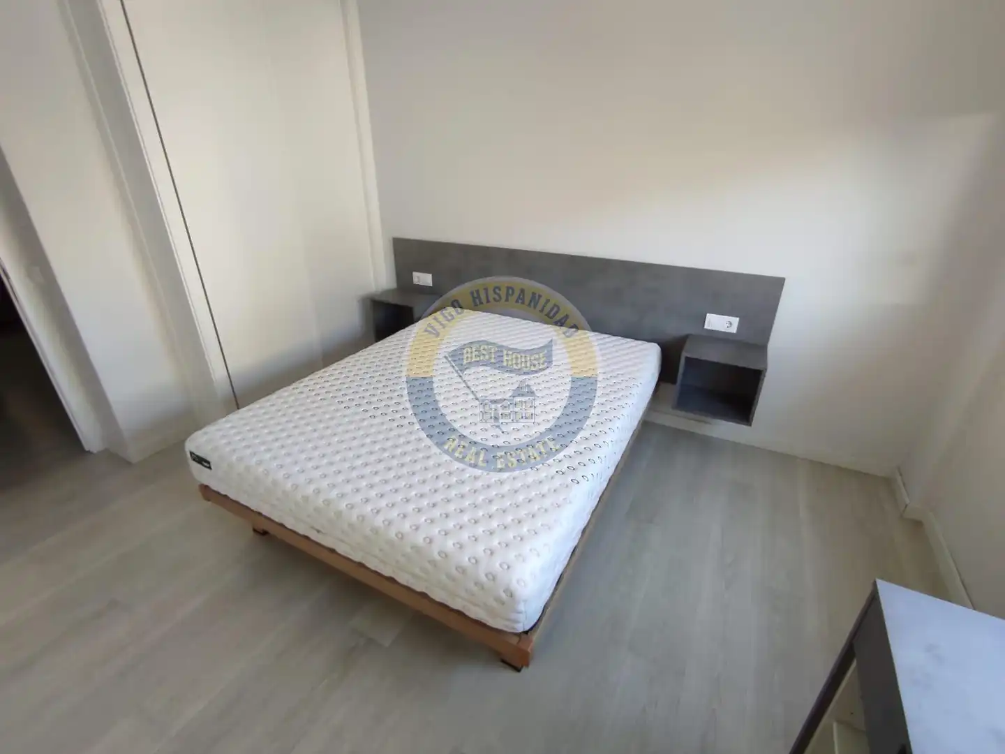 Dormitori de Pis de lloguer en Vigo  amb Calefacció, Parquet i Moblat