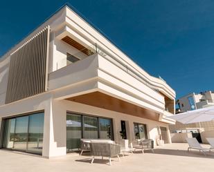 Vista exterior de Casa o xalet en venda en Orihuela amb Jardí privat, Terrassa i Piscina