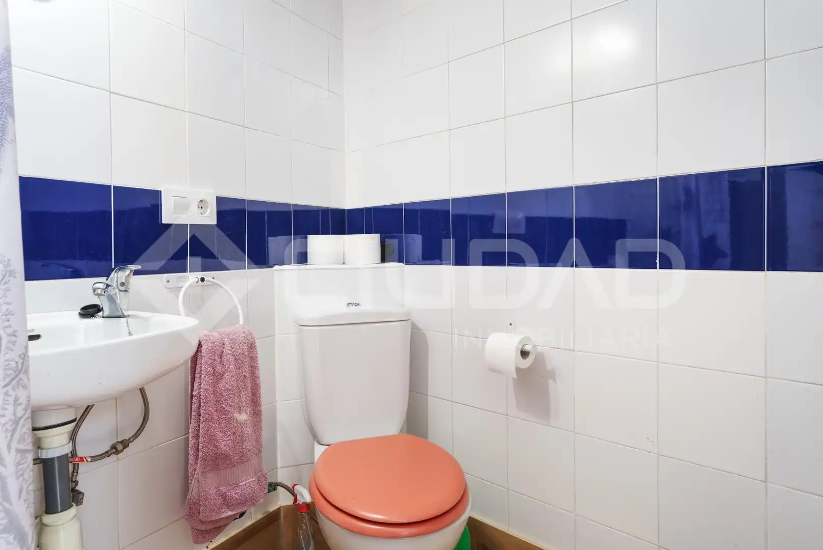 Baño de Casa adosada en venta en San Juan de Aznalfarache con Aire acondicionado, Terraza y Trastero
