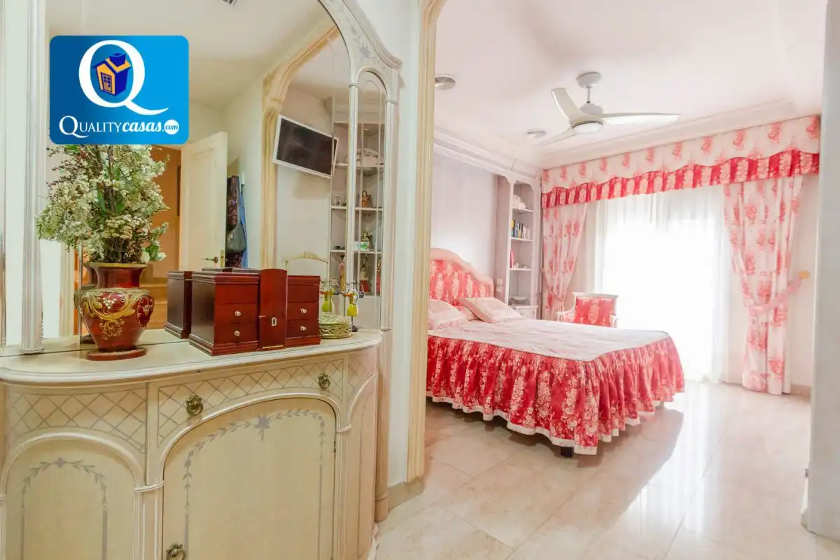 Habitación de Casa adosada en venta en Crevillent con Aire acondicionado, Terraza y Trastero
