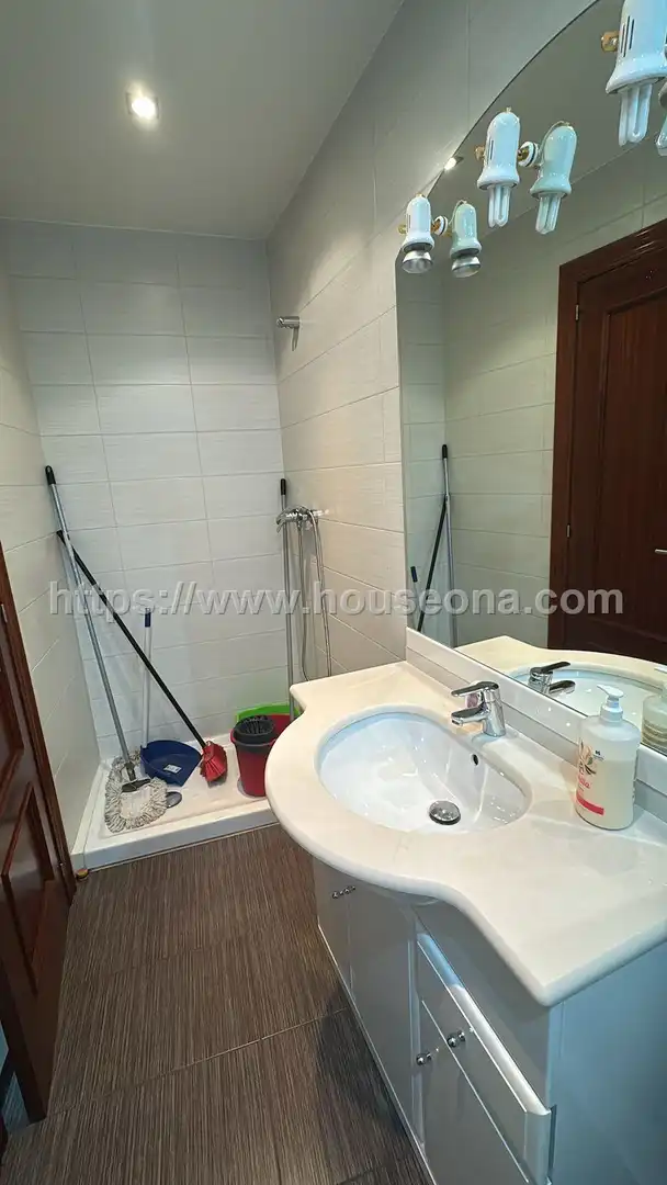 Baño de Oficina de alquiler en Basauri  con Amueblado